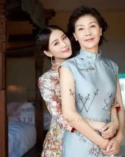 刘亦菲晒全家福竟是家族最丑?看见吴尊家的才真的被吓到!