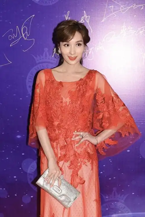 杨恭如46岁虽未婚但美得惊艳穿红色薄纱连衣裙亮相气质无敌了