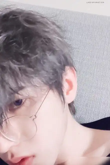 蔡徐坤戴眼镜素颜自拍圆框眼镜搭配有点乱的刘海完全居家look