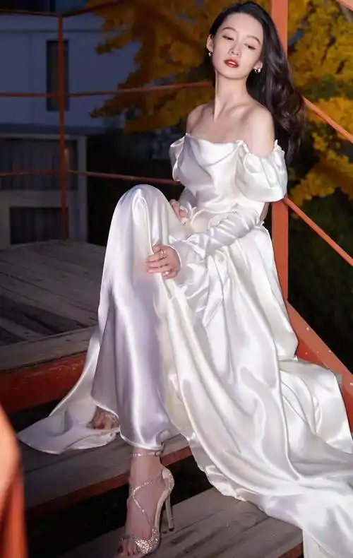 美艳女星李沁的高跟鞋美图_凉鞋_黑色_女明星