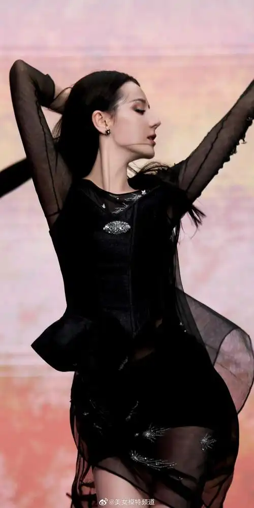 迪丽热巴黑纱迷人