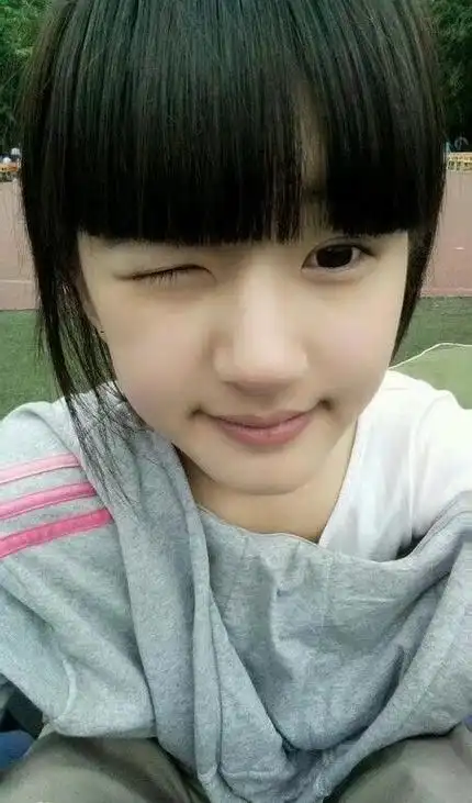 赵露思厚刘海旧照#  赵露思以前的照片太多了,真的很出圈,那个时候