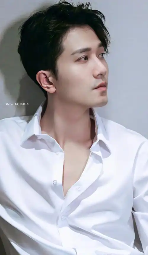 彭冠英白衬衫写真