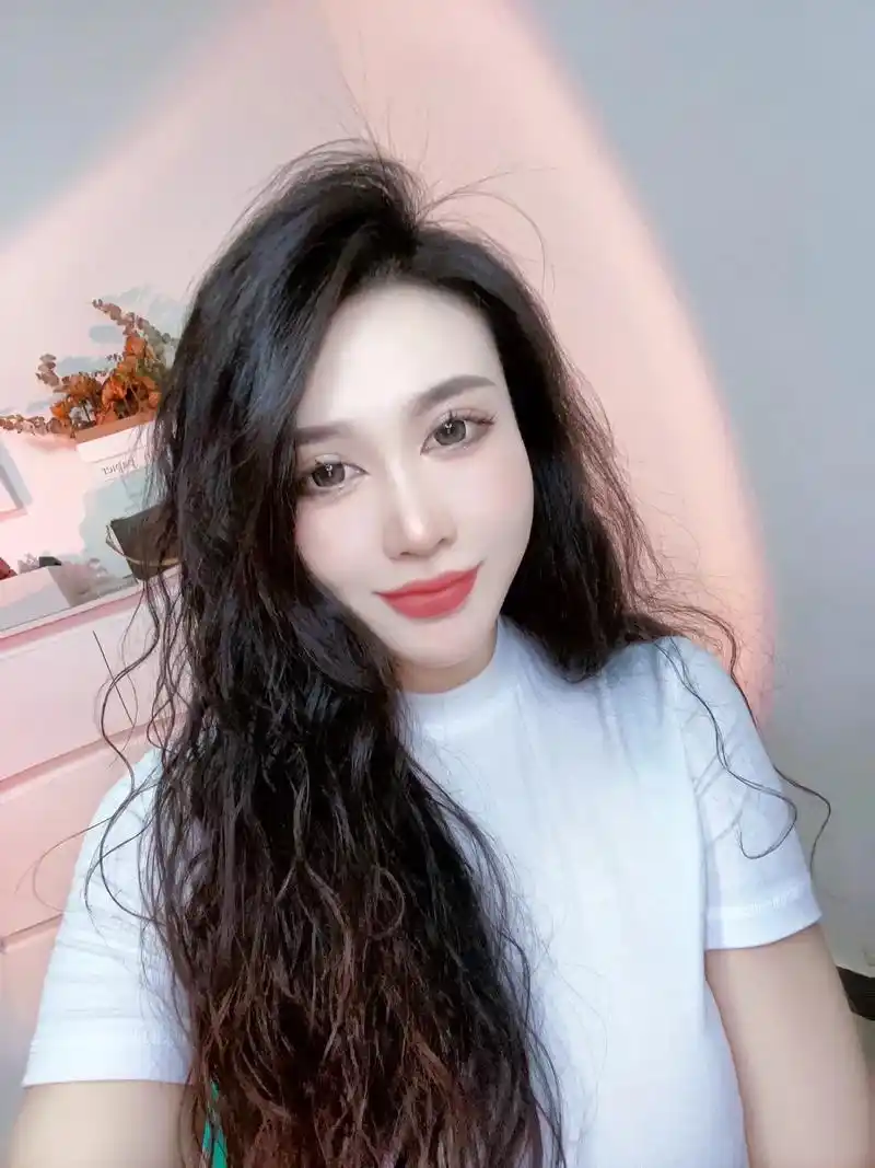 #173的女生 #分享照片 #我给祖国比个心 我在等人来 - 抖音