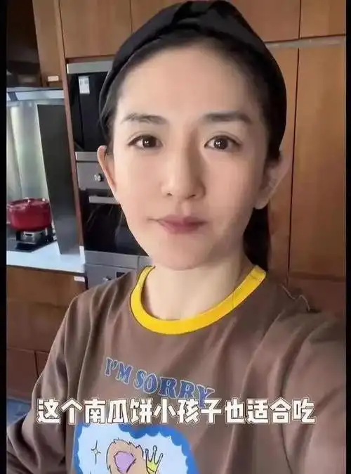 谢娜6点就起床给女儿做辅食!素颜穿t恤看不出42岁,真是贤妻良母