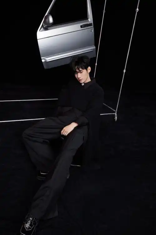 张真源分享最新写真大片现实与梦的交界07