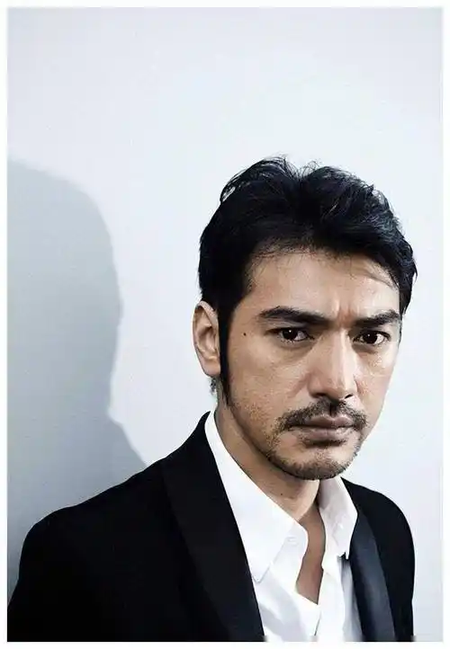 金城武曾是亚洲美男,如今隐婚51岁,恋上姐弟情,感情成谜.