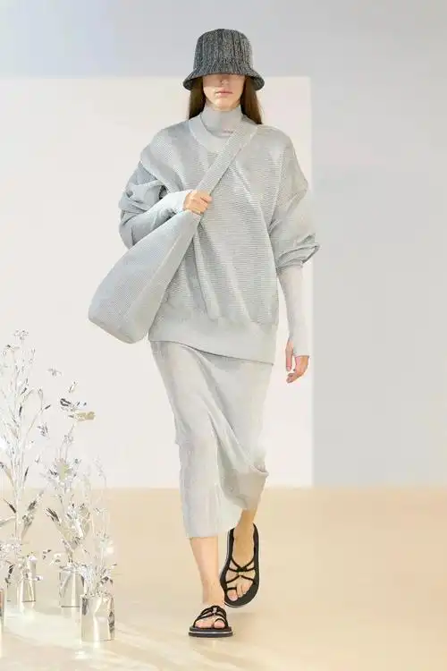 2024春夏女装关键单品流行分析:随性穿搭直筒裙-服装潮流搭配-cfw服装