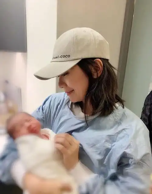 贾静雯怀抱小婴儿,让咘咘和bo妞以为她生了小弟弟