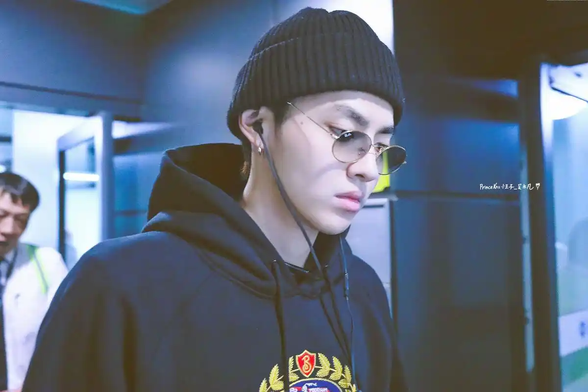 吴亦凡抵达上海 大热天凡凡头戴针织帽是新时尚还是没洗头?