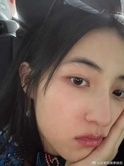 张子枫侧脸笑容