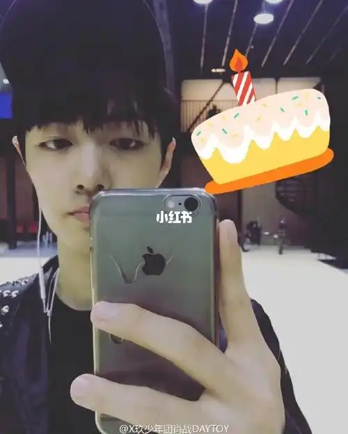 肖战以前自拍姿势好多嘟嘟嘴剪刀手好可爱