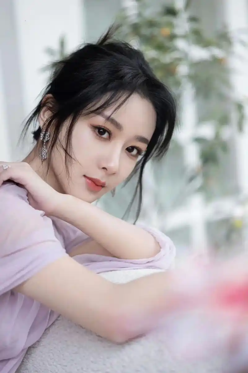 紫色长裙勾勒出完美身材,太美啦,真是太喜欢紫妹啦#杨紫 #我 - 抖音