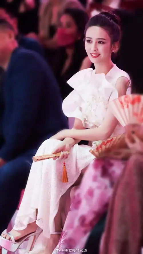 佟丽娅穿白裙置身玫瑰花海迎着阳光抿嘴微笑优雅迷人