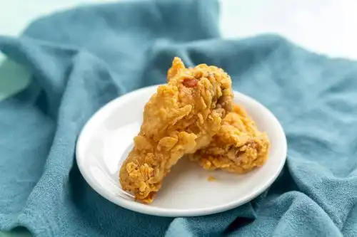 一对炸鸡翅特写 炸鸡翅