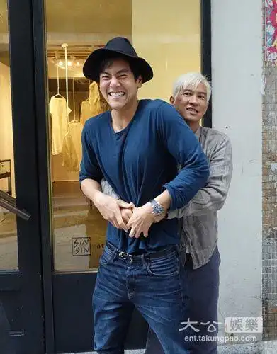 笑cry!张家辉背后环抱彭于晏当众掀衣摸腹肌