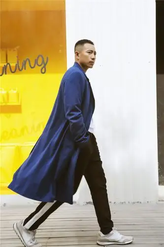 谷智鑫最新街拍撞色搭配气度不凡|谷智鑫|街拍|玩酷_新浪新闻