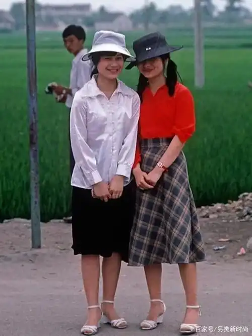 上世纪80年代的中国女性穿搭,时尚感爆棚,满满的都是回忆