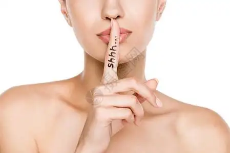 以白色隔离的带有嘘符号的美丽女背景图片