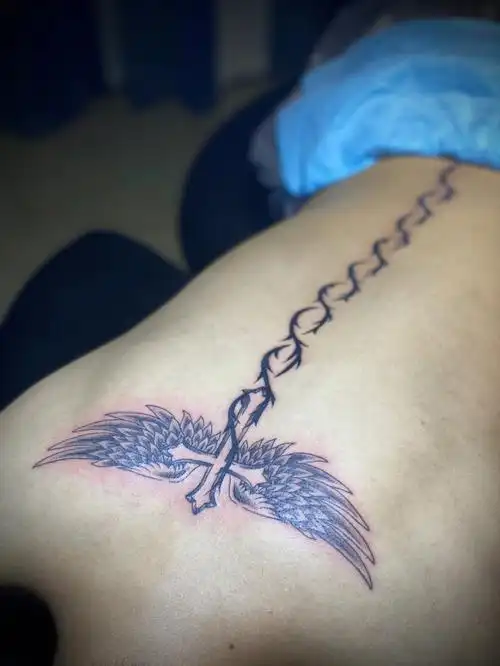 漳州纹身探店脊柱十字架羽毛翅膀荆棘纹身