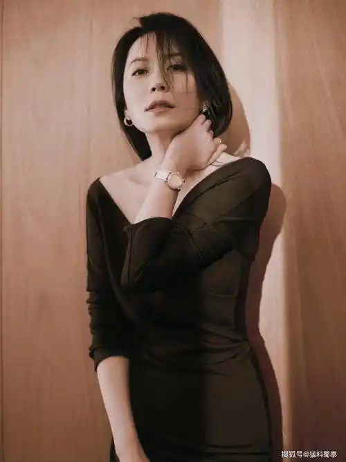 51岁俞飞鸿拍时尚大片肌肤白皙宛若18岁少女