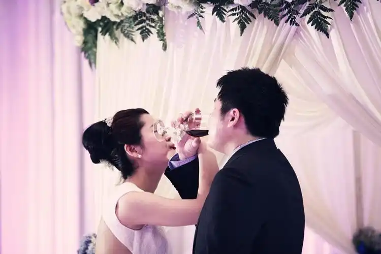 交杯酒~~还是幸福