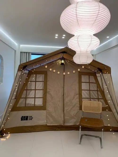 家里搭着帐篷外面下着雪