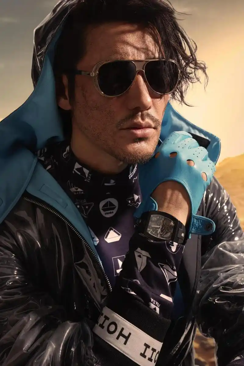 胡兵新写真曝光 荒野沙漠与时空未来对话