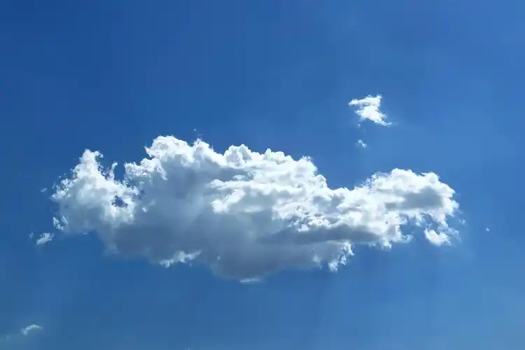 湛蓝天空上像奶油泡芙一样的云朵溢出夏天的味道