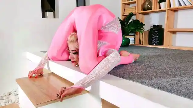 走红的瑜伽女王,身材曼妙凸凹有致,静态拉伸增强身体柔软度