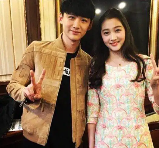 【图】白敬亭关晓彤图片曝光 小白《匆匆那年》献初吻