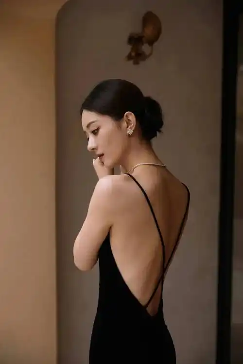 解锁新风格的杨紫,美背可太绝了!_动作_健身_背部