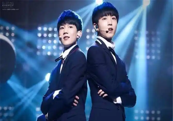 粉丝激动!王俊凯王源同台,红毯闪耀!