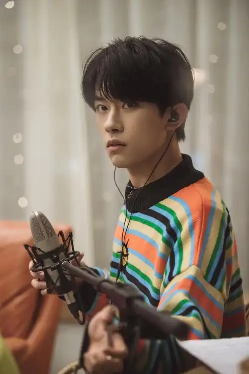 易烊千玺穿彩色条纹毛衣青春活力 吹葫芦丝撸猫闲适放松