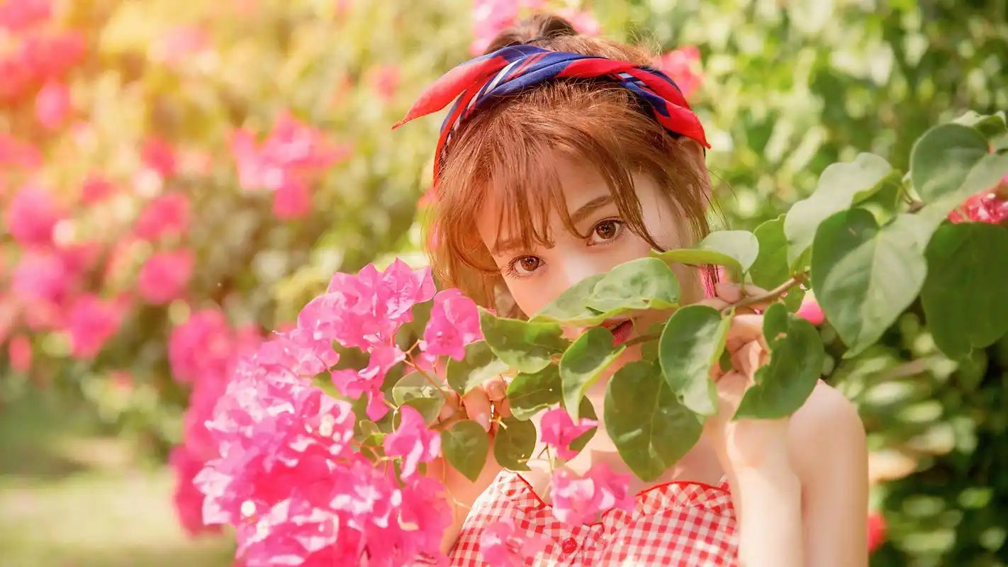 花朵与少女唯美写真桌面壁纸下载