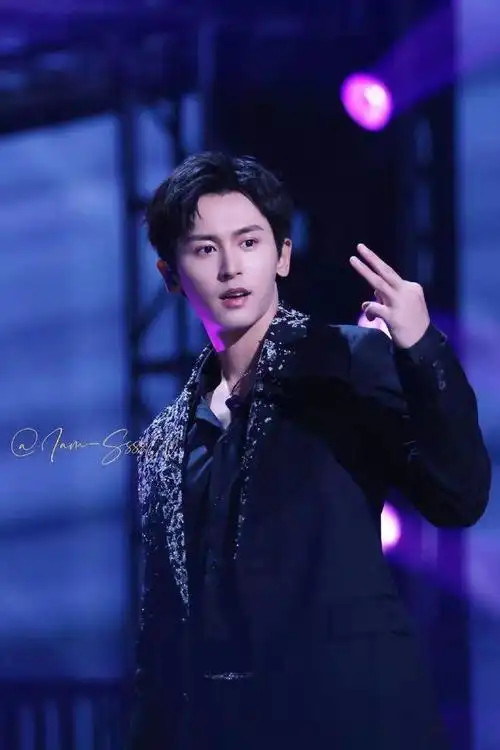 张哲瀚616造型帅炸台 全开麦演唱现场版更好听|演唱会|小哲_网易订阅