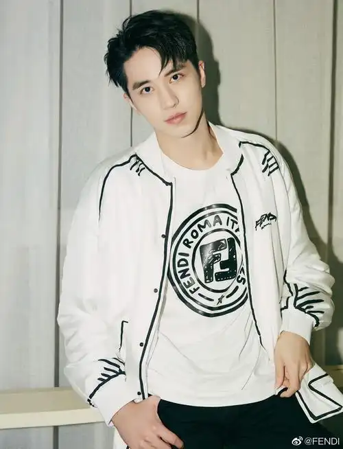 许魏洲第一期观察室造型fendicaliforniasky加州天空系列