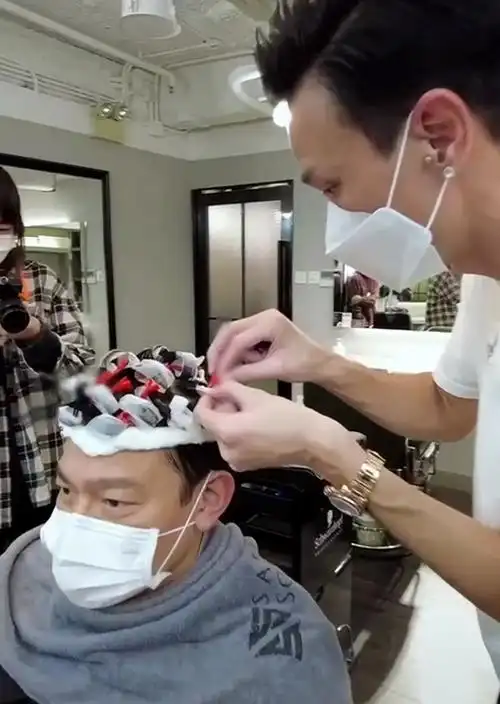 刘德华为电影尝试新发型烫完效果引爆笑白头发藏不住惹人心疼