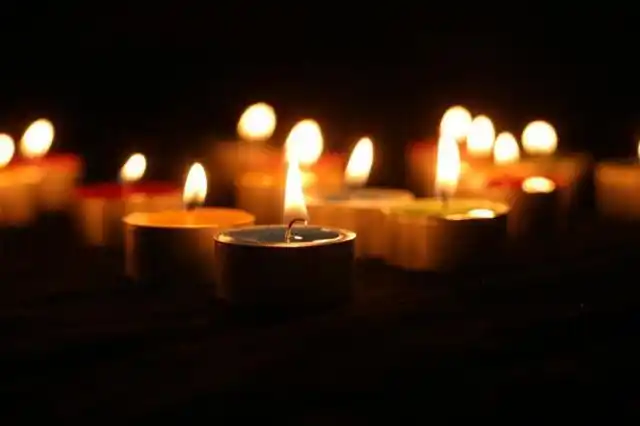 古人认为人死后三天内要回家探望,因此子女守候在灵堂内,等他的灵魂