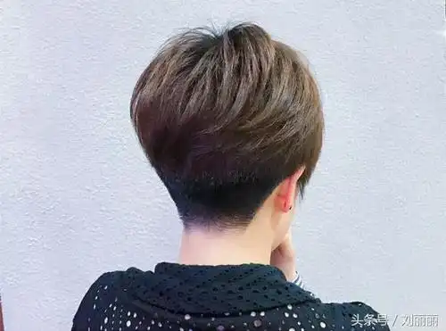 2018短发流行铲发脚干净利落很轻松让你走路都带风