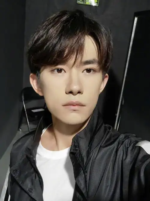 易烊千玺同款假发韩版帅气中分刘海男士短直发隐形自然cos型发套