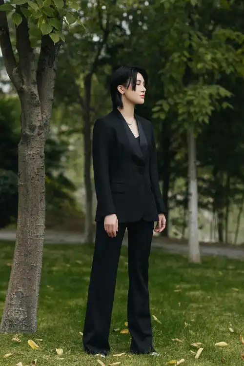 尚雯婕黑色西装率性性感写真49