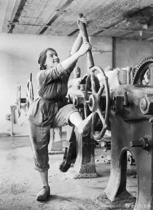 1917年,英国,炮弹工厂的女工们