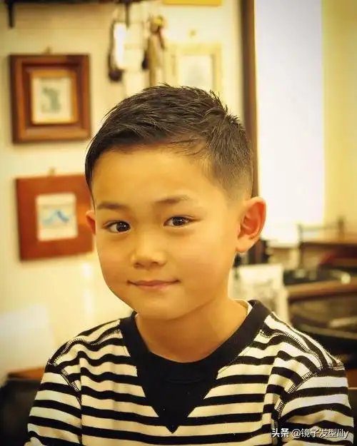 自己儿子修一修头发,那一定不要错过今天的最帅气小男孩发型分享,剪完