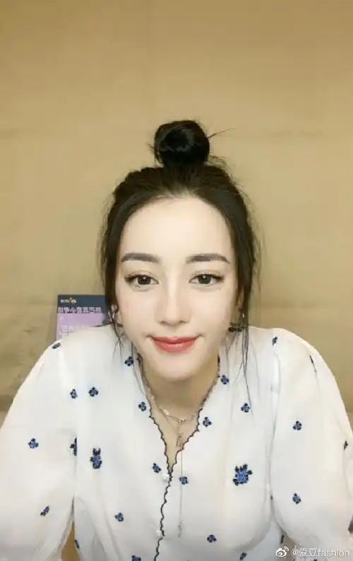 迪丽热巴直播#丸子头的迪丽热巴也太美了生图也超能打直播好可爱!