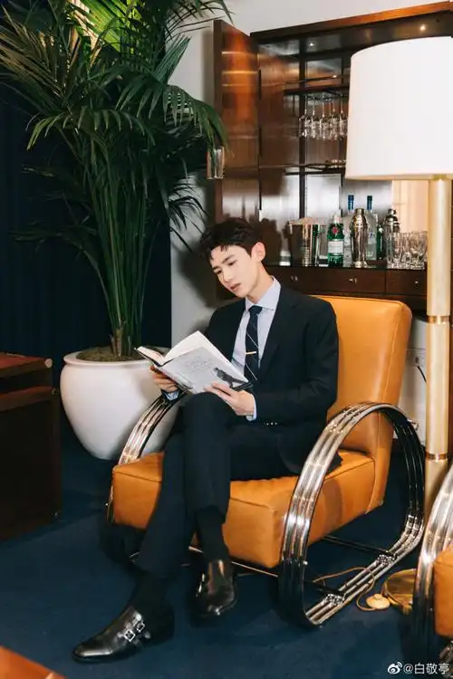 白敬亭西装绅士帅气大长腿吸睛 阳光洒脸上现唯美侧颜杀