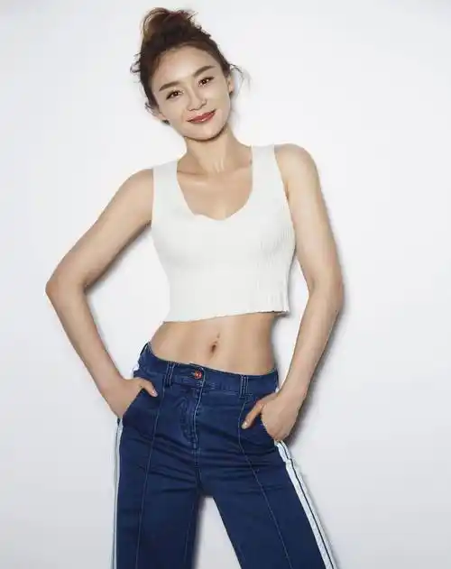 并且成功逆袭,成为了圈内出了名的"马甲线女王".