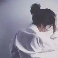 丸子头头像女生背影_炸丸子头发型的美女头像图片_微信头像图片大全