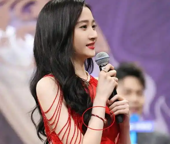 关晓彤的都知道,她很喜欢在手上戴这种手环,之前俩人就曾拍到过戴同款