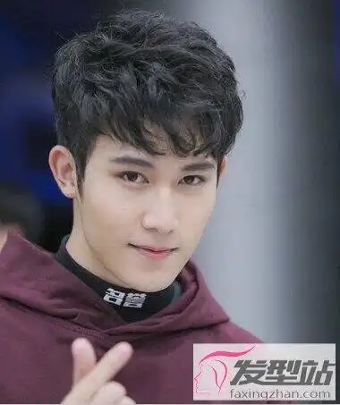 男生碎刘海发型 灵动俏皮塑造小脸